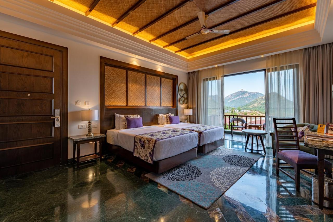 Hotel The Ananta Udaipur Esterno foto