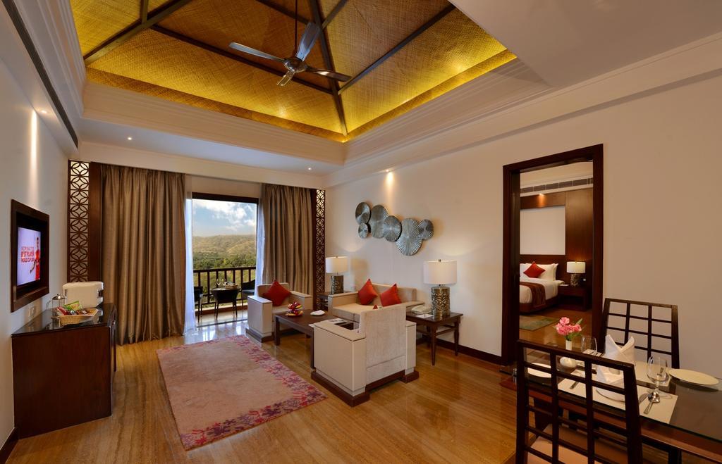 Hotel The Ananta Udaipur Esterno foto